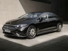 Schwarzer Mercedes-Benz EQS mit Facelift-Design, elegant vor Betonwand.