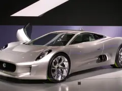 Silberner Jaguar C-X75 mit Flügeltür, der auf einer Messe ausgestellt wird.