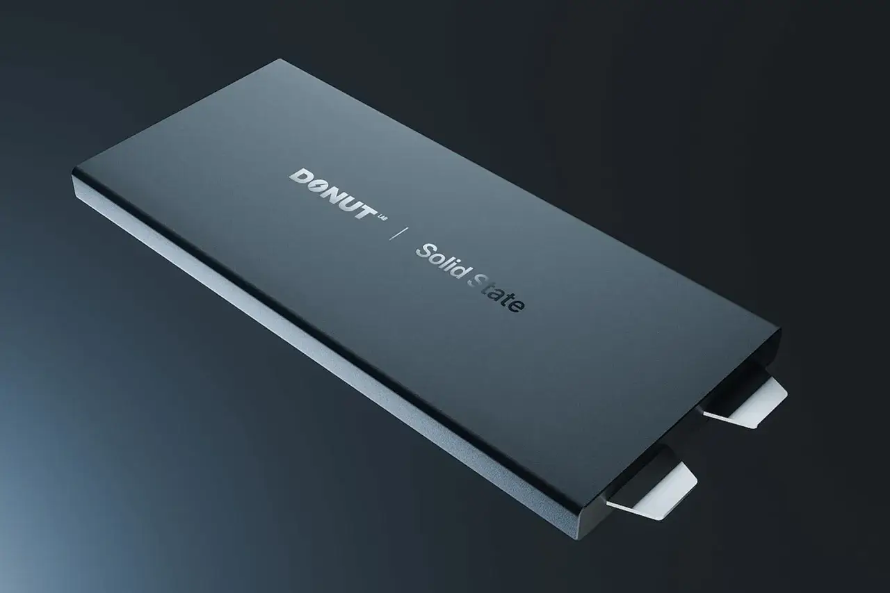 Schwarzes Gehäuse mit "DONUT LAB | Solid State" Aufschrift. Diese Feststoffbatterie könnte die Zukunft für das Elektroauto sein.