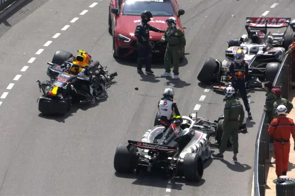 Unfall beim Großen Preis von Monaco. Beschädigte Formel-1-Autos und Rennärzte auf der Strecke.