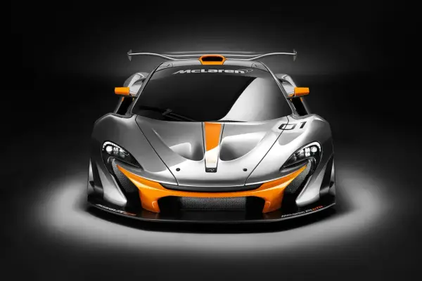 Silberner McLaren P1 GTR mit orangefarbenen Akzenten, aggressiver Front und großem Heckflügel, bereit für die Rennstrecke.