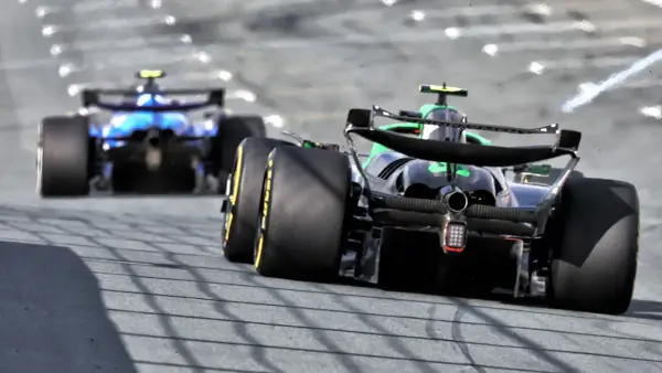 Zwei Formel 1 Autos rasen über die Strecke. Man fragt sich, wie viel PS ein Formel 1 Auto hat, um solche Geschwindigkeiten zu erreichen.